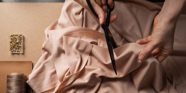 Hedvábné šití pro začátečníky: 10 triků, díky kterým si váš stroj tuto látku zamiluje