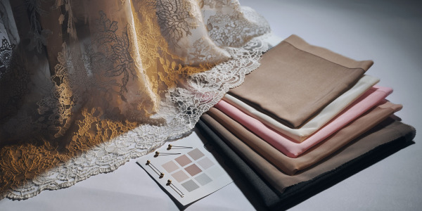 Dokonalá podšívka krajkových šatů: Jak vybrat barvu a látku