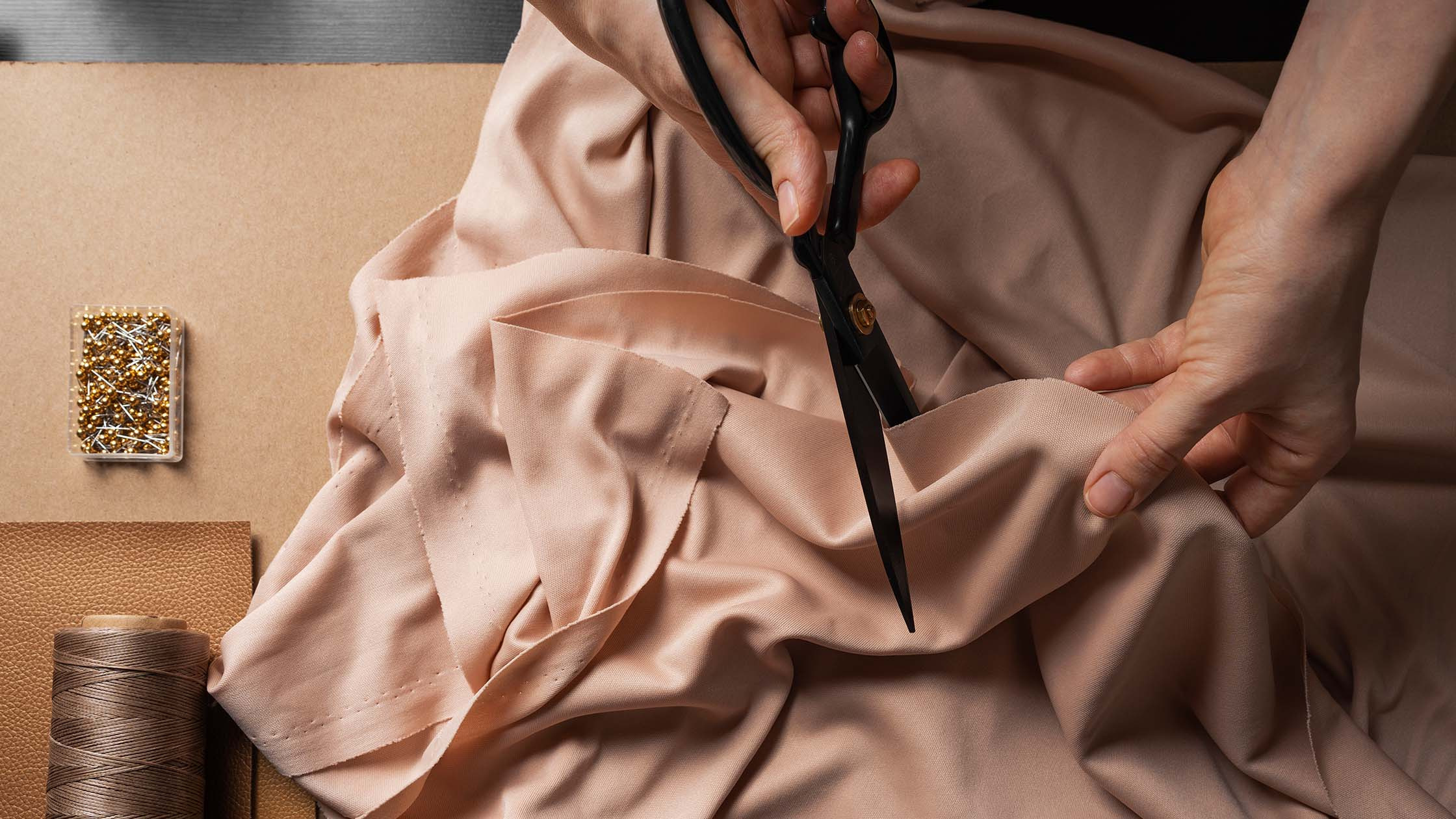 Hedvábné šití pro začátečníky: 10 triků, díky kterým si váš stroj tuto látku zamiluje